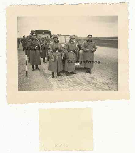 Soldaten der Wehrmacht in Uniform Stahlhelm und Fahrzeuge Pkw Foto