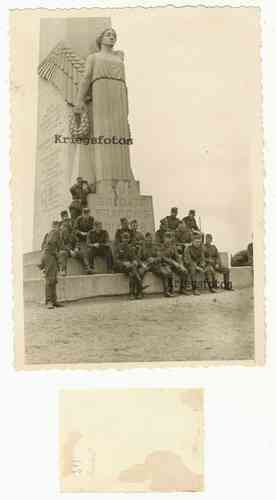 Soldaten der Wehrmacht am Denkmal in Belgien Kemmelberg Heuvelland Kemmel Mont Frankreich