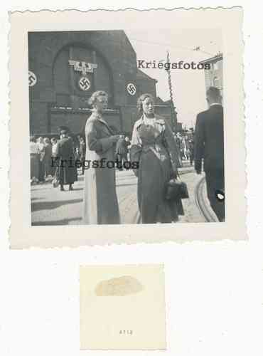 Alter Bahnhof mit Hakenkreuz Stadt Besucher Foto im 3 Reich