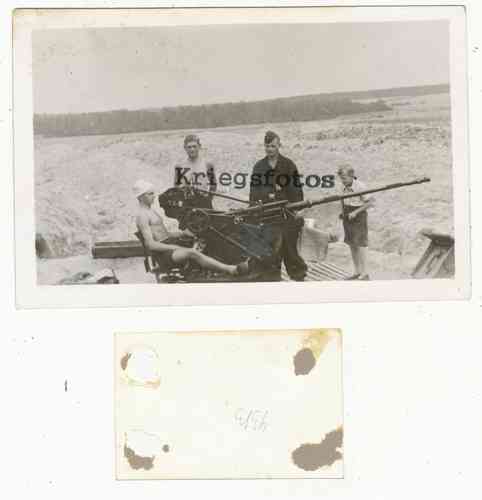 Soldaten an der Flak Geschütz Kanone Kind mit Fernglas Technik Foto
