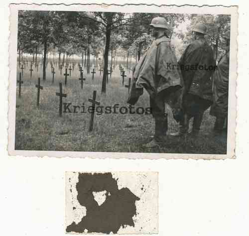 Soldaten der Wehrmacht mit Stahlhelm auf dem Friedhof Foto Gräber