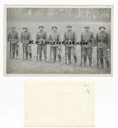 Soldaten der Wehrmacht in Spandau Berlin auf dem Feld Postkarte Gewehr Stahlhelm