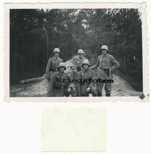 Soldaten der Wehrmacht mit Stahlhelm Ausrüstung Pistole Gruppe Einheit