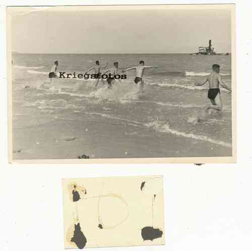 Frankreich Feldzug Soldaten am Meer baden am Strand Schiff Wrack  Foto aus dem 2 WK