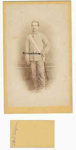 Portrait Soldat in Uniform mit Säbel Schwert alte Fotokarte Pappe Alt