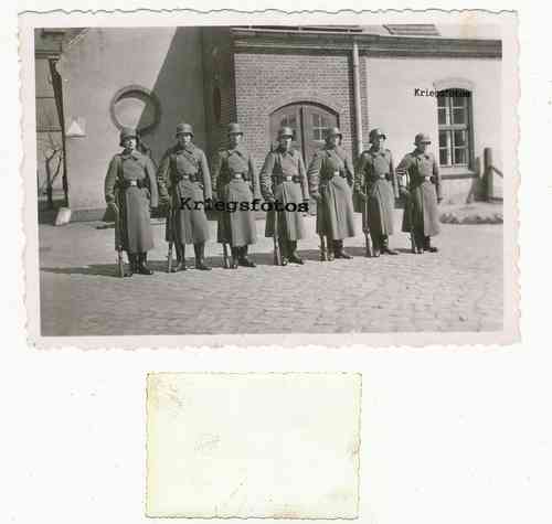 Soldaten in Uniform der Wehrmacht Stahlhelm Gewehr Aufstellung Gruppe