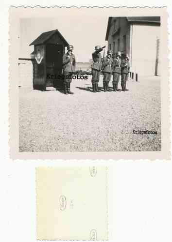 RAD Lager Wache Posten Haus Eingang Soldaten zeigen Gruss mit Helm Uniform Foto