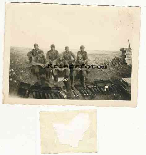 Soldaten der Wehrmacht mit Granatwerfer Mörser Granaten Ausrüstung Militär