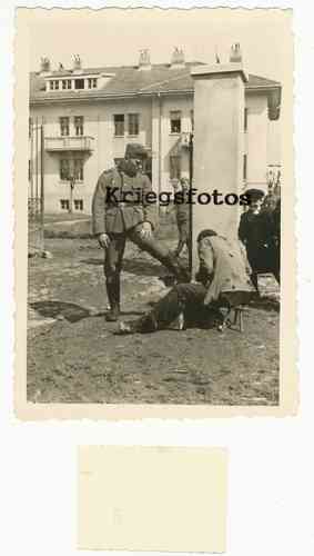 Soldat und sein Schuhputzer Kinder verdienen Geld Wehrmacht im Ausland Foto