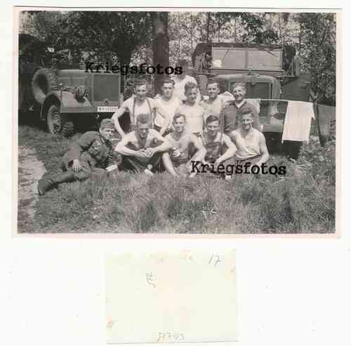 Soldaten der Wehrmacht alte Fahrzeuge Lastwagen Lkw siehe Technik Foto