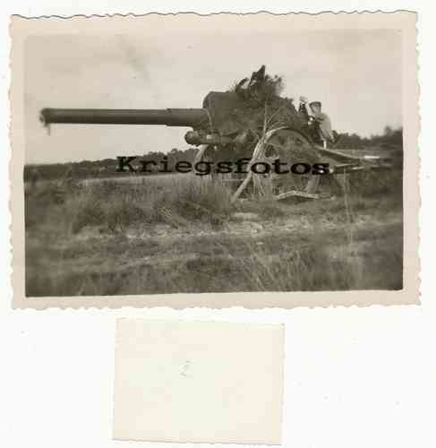 Soldat am Geschütz Kanone im Feld getarnte Stellung Technik Foto