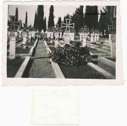 Alter Friedhof Soldatengräber große Kreuze mit Namen Stahlhelm  Ehrenfriedhof siehe Foto Wehrmacht