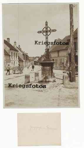 Frankreich Belgien ? Ort beschriftet Straße Häuser Denkmal Kreuz Dorf schönes Foto 1 WK