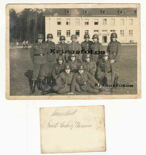 Soldaten Gruppenfoto der Wehrmacht mit Stahlhelm in Darmstadt Foto