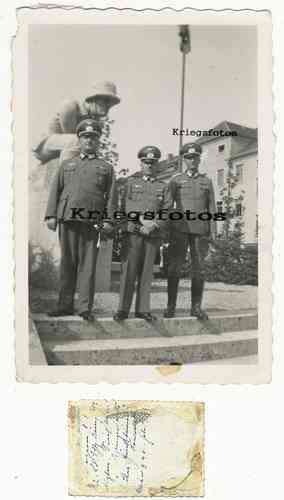 Soldaten Offiziere am Soldaten Denkmal mit Helm Kaserne Foto Wehrmacht