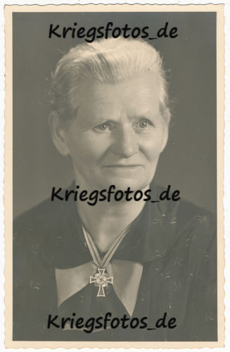 Portrait Frau Mutter mit Mutterkreuz Orden Abzeichen siehe  Postkarte
