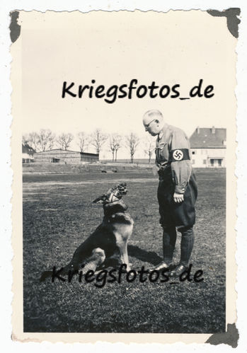 Obersteuerinspekteur in Uniform mit Schäferhund Maulkorb Militär Hund
